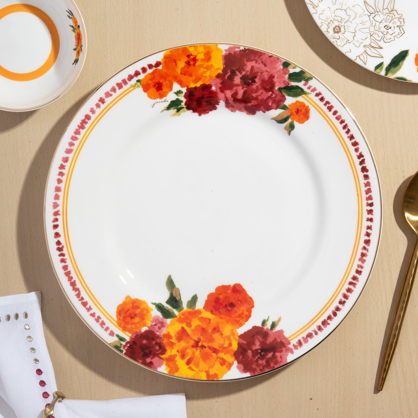 Marigold 11" Rimmed Dinner Plate - Floral